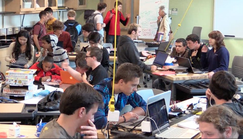Pilot students in the transdisciplinary study program work in the Design Lab.